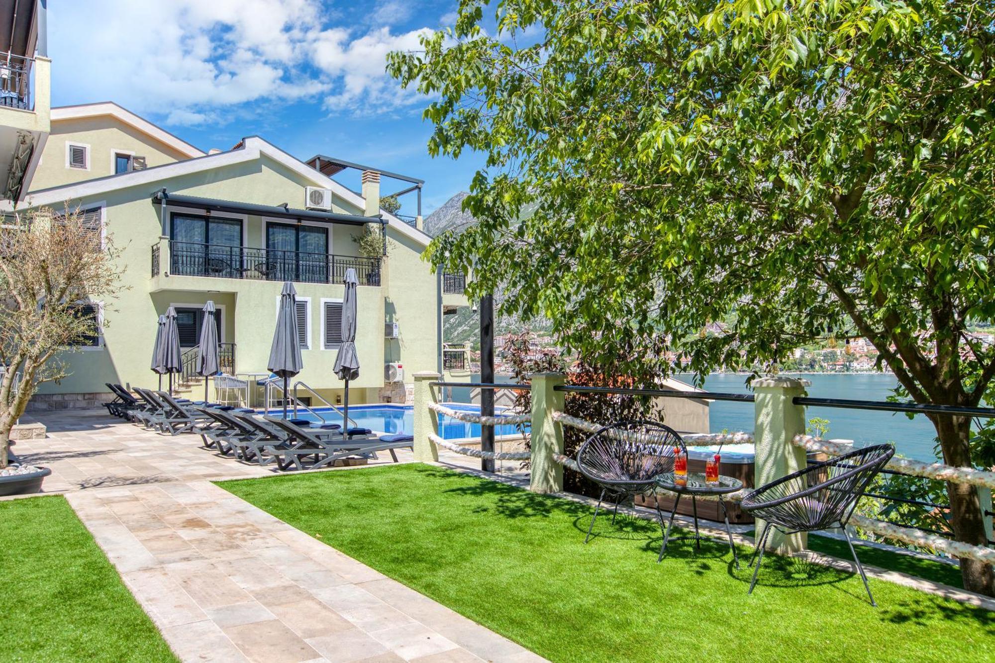 Apartment Dekaderon Lux Kotor