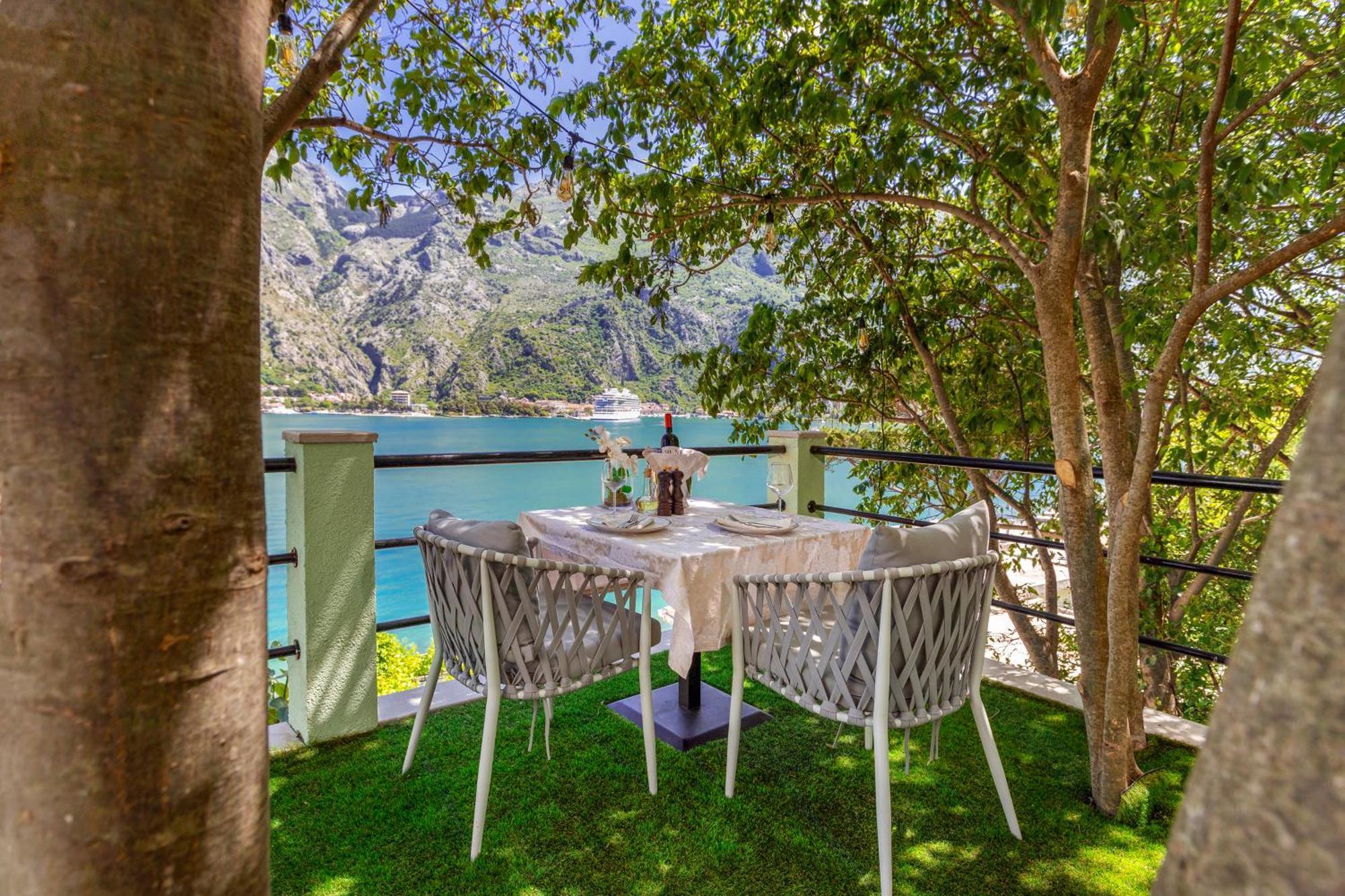 Dekaderon Lux * Cattaro