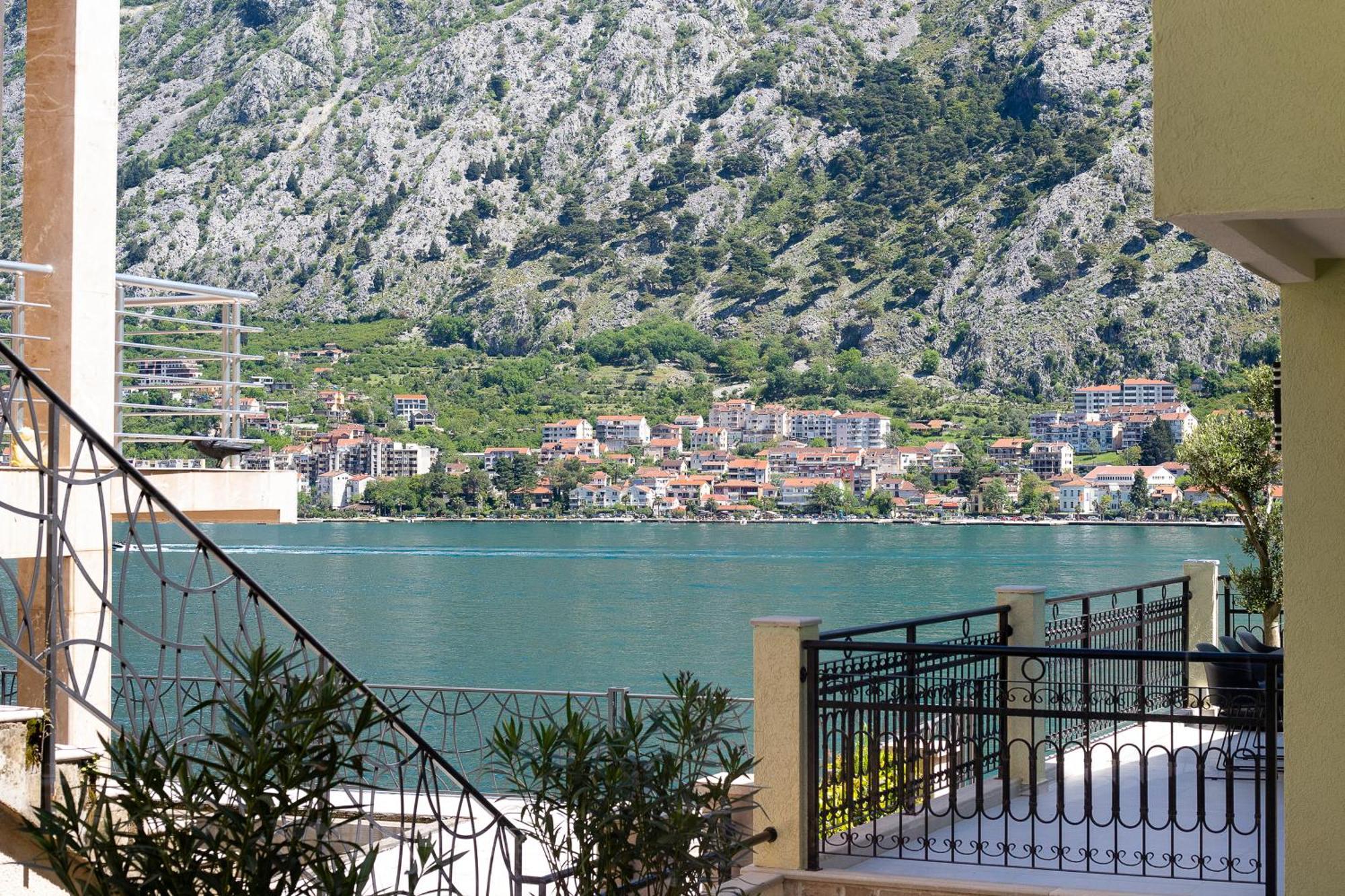 Dekaderon Lux * Cattaro